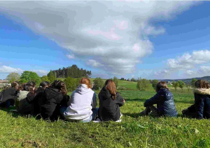enfants qui observent les nuages
