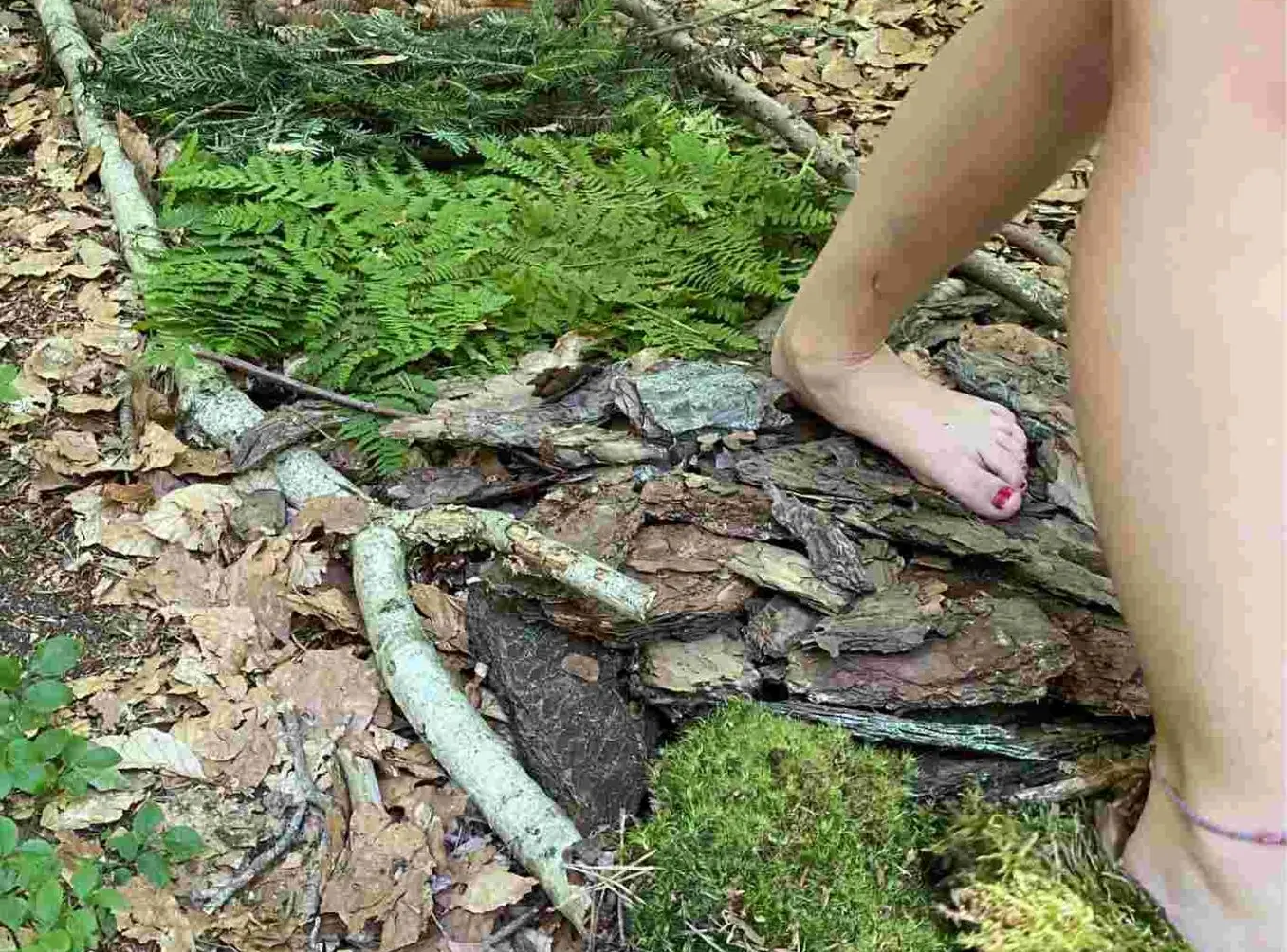 femme pieds nus dans la nature